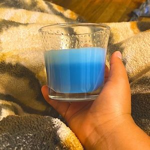 I’m selling a candle smells like blueberry it’s not from A brand it from gladly